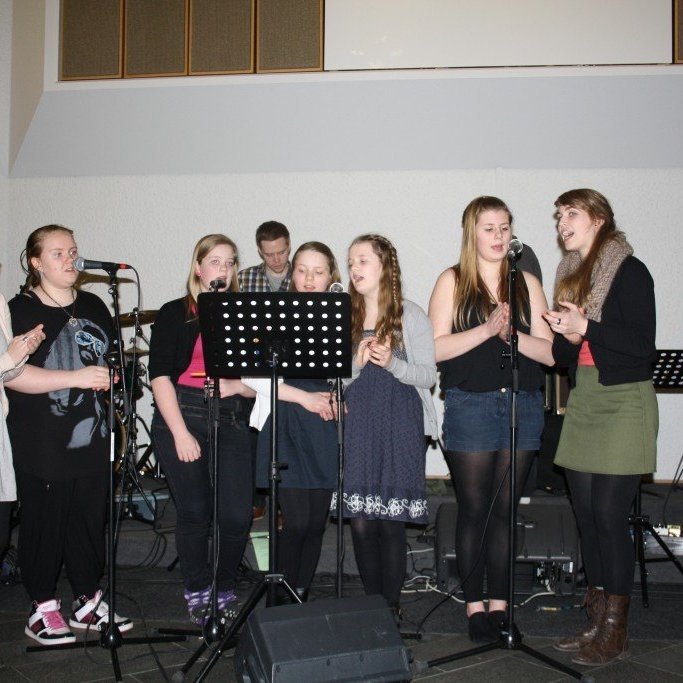 Fermingarbörnin taka lagið með hljómsveitinni Tilviljun? í kvöldguðsþjónustu 5. febrúar 2012. Fleiri myndir á: http://www.flickr.com/photos/pjebje/sets/215094/