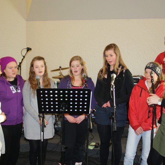 Fermingarbörnin taka lagið með hljómsveitinni Tilviljun? í kvöldguðsþjónustu 5. febrúar 2012. Fleiri myndir á: http://www.flickr.com/photos/pjebje/sets/215094/