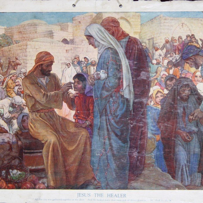 Allur bærinn var saman kominn við dyrnar. Jesús læknaði marga er þjáðust af ýmsum sjúkdómum og rak út marga illa anda en illu öndunum bannaði hann að tala því að þeir vissu hver hann var. (Markúsarguðspjall 1:33-34)

Eftirprentun. Stærð: 35 x 50 cm. Höfundur: Elsie Anna Wood. Eigandi: Minjasafnið á Akureyri.