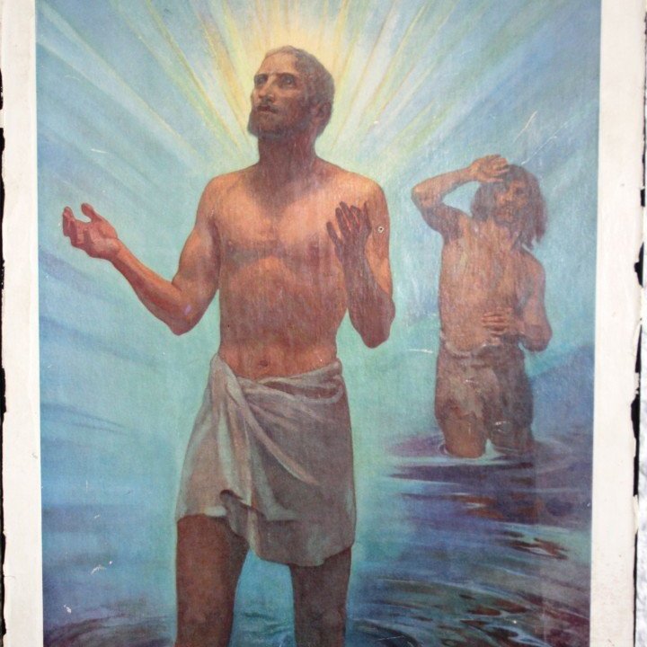 En þegar Jesús hafði verið skírður sté hann jafnskjótt upp úr vatninu. Og þá opnuðust himnarnir og hann sá anda Guðs stíga niður eins og dúfu og koma yfir sig. 17Og rödd kom af himnum: „Þessi er minn elskaði sonur sem ég hef velþóknun á.“ 

Eftirprentun. Stærð: 35 x 50 cm. Höfundur: Elsie Anna Wood. Eigandi: Minjasafnið á Akureyri.