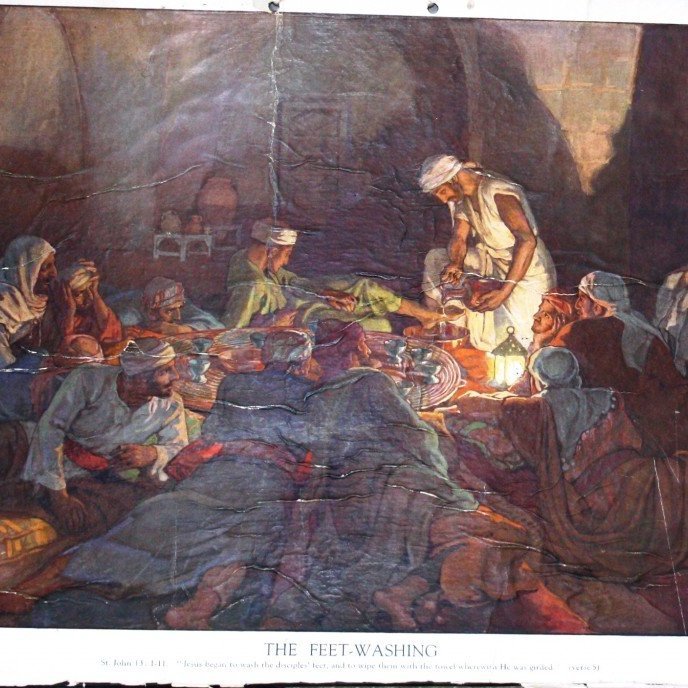 Hann stóð upp frá máltíðinni, lagði af sér yfirhöfnina, tók líndúk og batt um sig. Síðan hellti hann vatni í mundlaug og tók að þvo fætur lærisveinanna og þerra með líndúknum sem hann hafði um sig. (Jóhannesarguðspjall 13:4-5)

Eftirprentun. Stærð: 35 x 50 cm. Höfundur: Elsie Anna Wood. Eigandi: Minjasafnið á Akureyri.