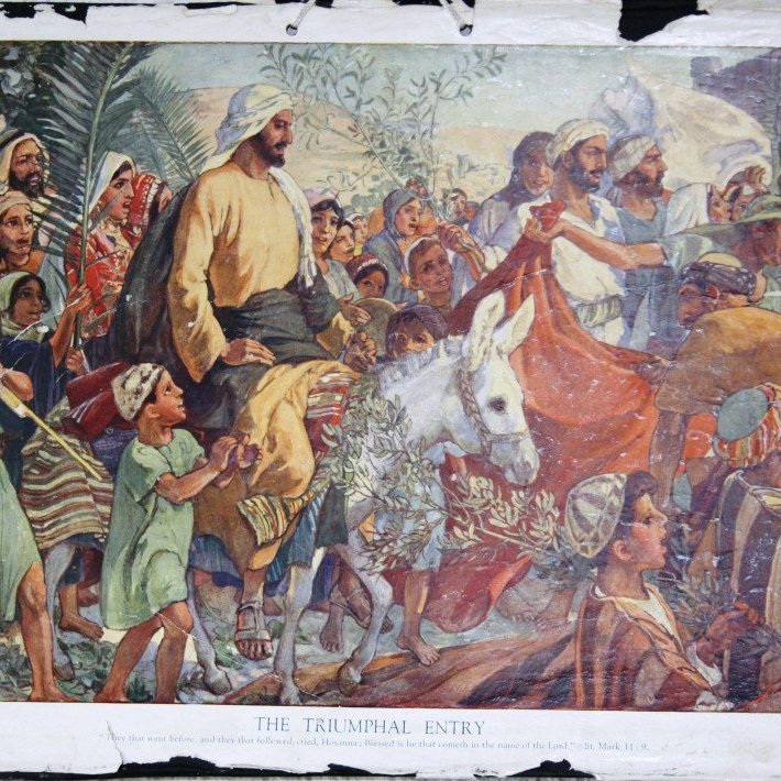 Þeir sem á undan fóru og eftir fylgdu hrópuðu: „Hósanna. Blessaður sé sá sem kemur í nafni Drottins! (Markúsarguðspjall 11:9).

Eftirprentun. Stærð: 35 x 50 cm. Höfundur: Elsie Anna Wood. Eigandi: Minjasafnið á Akureyri.