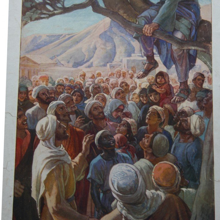 En þar var maður er Sakkeus hét. Hann var yfirtollheimtumaður og auðugur. Langaði hann að sjá hver Jesús væri en tókst það ekki fyrir mannfjöldanum því að hann var lítill vexti. Hann hljóp þá á undan og klifraði upp í mórberjatré til að sjá Jesú, en leið hans lá þar hjá. Og er Jesús kom þar að leit hann upp og sagði við hann: „Sakkeus, flýt þér ofan, í dag ber mér að vera í húsi þínu.“ (Lúkasarguðspjall 19:2-5).

Eftirprentun. Stærð: 35 x 50 cm. Höfundur: Elsie Anna Wood. Eigandi: Minjasafnið á Akureyri.