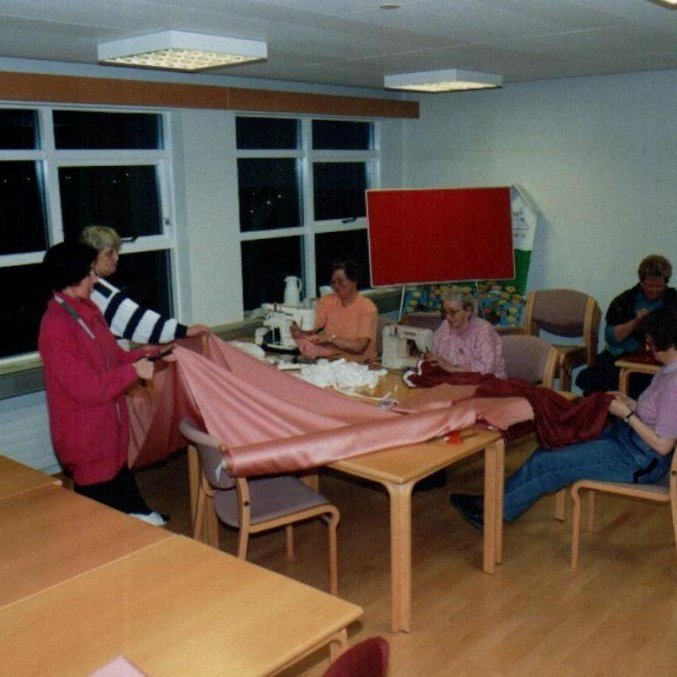 Konur í kvenfélaginu Baldursbrá saumuðu gardínur í kirkjuna og komu að mörgum þáttum byggingarframkvæmda.