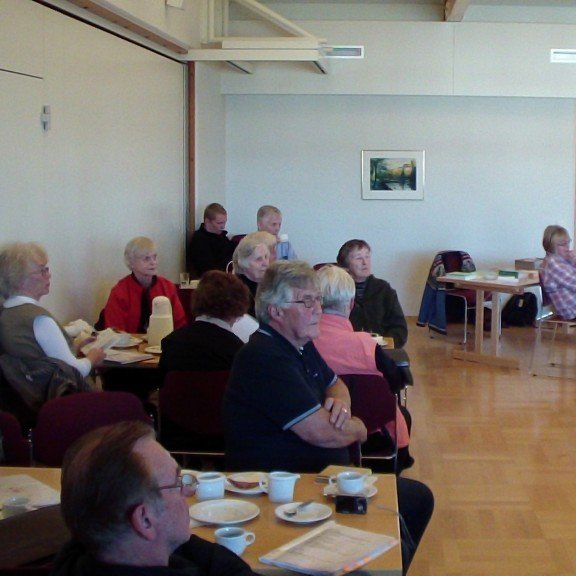 Frá eldri borgara samveru í safnaðarsal Glerárkirkju, fimmtudaginn 22. september 2011. Ljóðskáld úr ljóðahópi Gjábakka (Kópavogi) í heimsókn.