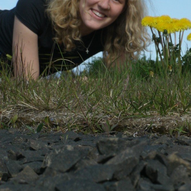 Jule Dörr frá Þýskalandi.
EVS-Sjálfboðaliði í Glerárkirkju september 2009 til júní 2010.
EVS-Sjálfboðaliðar koma til Íslands með stuðningi frá ungmennaáætlun ESB sem nefnist á íslensku Evrópa Unga Fólksins. Glerárkirkja starfar sem viðurkennd móttökusamtök.