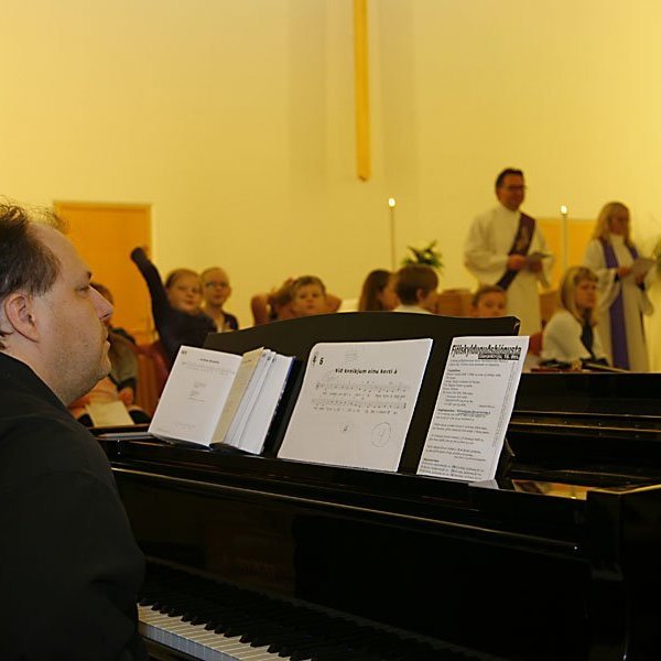 Frá fjölskylduguðsþjónustu í Glerárkirkju 18. desember 2011. Rúnar Þór frá Myndrún tók myndirnar.