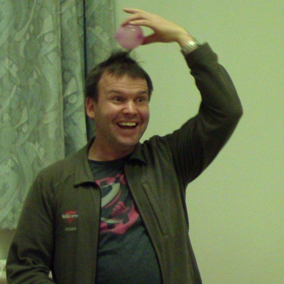 Jói bregður á leik.