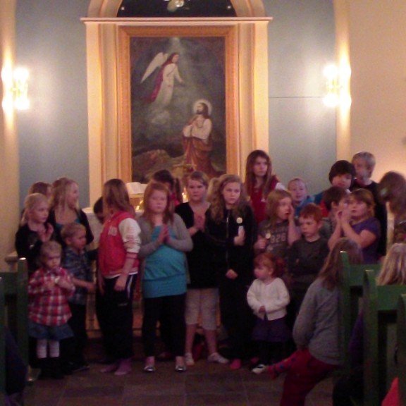 Dagskránni lauk með fjölskylduguðsþjónustu í Ólafsfjarðarkirkju sem sr. Sigríður Munda stjórnaði. Krakkarnir tóku virkan þátt.