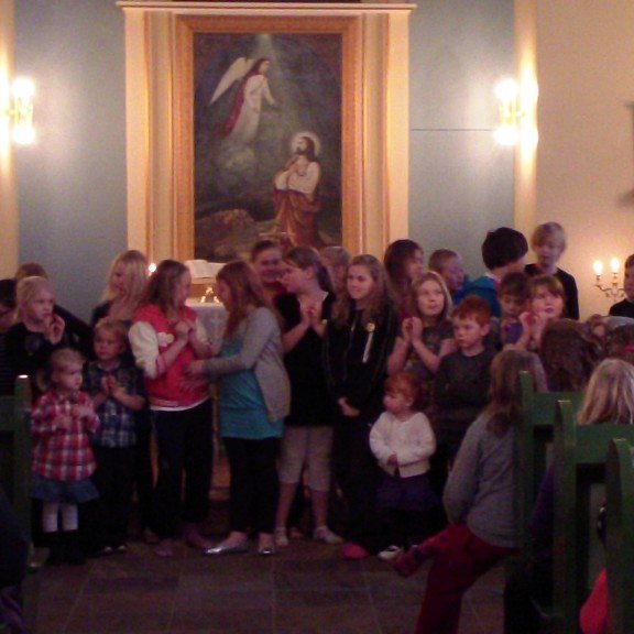 Dagskránni lauk með fjölskylduguðsþjónustu í Ólafsfjarðarkirkju sem sr. Sigríður Munda stjórnaði. Krakkarnir tóku virkan þátt.