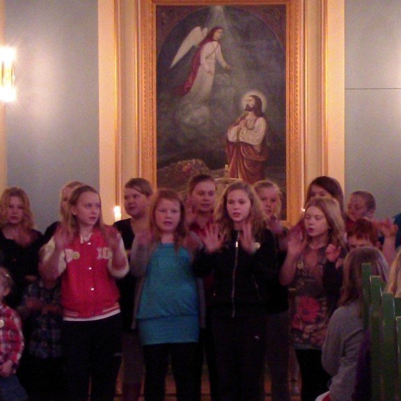 Dagskránni lauk með fjölskylduguðsþjónustu í Ólafsfjarðarkirkju sem sr. Sigríður Munda stjórnaði. Krakkarnir tóku virkan þátt.