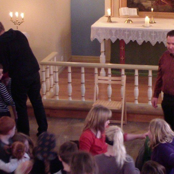 Dagskránni lauk með fjölskylduguðsþjónustu í Ólafsfjarðarkirkju sem sr. Sigríður Munda stjórnaði. Krakkarnir tóku virkan þátt.