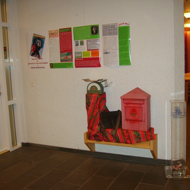 Nokkrum veggspjöldum með fróðleiksmolum um póstsamgöngur á Íslandi og sögu jólakortanna hefur verið komið fyrir við inngang kirkjunnar. Um samantekt á fróðleiksmolunum sá Pétur Björgvin Þorsteinsson, djákni í Glerárkirkju. Uppsetning sýningar var í höndum Péturs Björgvins og Sverris Pálmasonar, umsjónarmanns í Glerárkirkju.