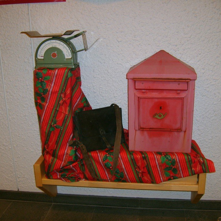 Starfsmenn Íslandspósts á Akureyri voru svo elskulegir að lána Glerárkirkju gamla vog, gamla póstburðartösku og gamlan póstkassa á sýninguna.