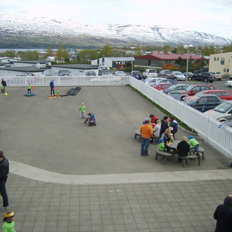 Frá 25 ára afmælishátíð leikskólans Krógabóls föstudaginn 27. maí 2011. (Akureyrarbær rekur leikskóla í húsnæði á neðri hæð Glerárkirkju.