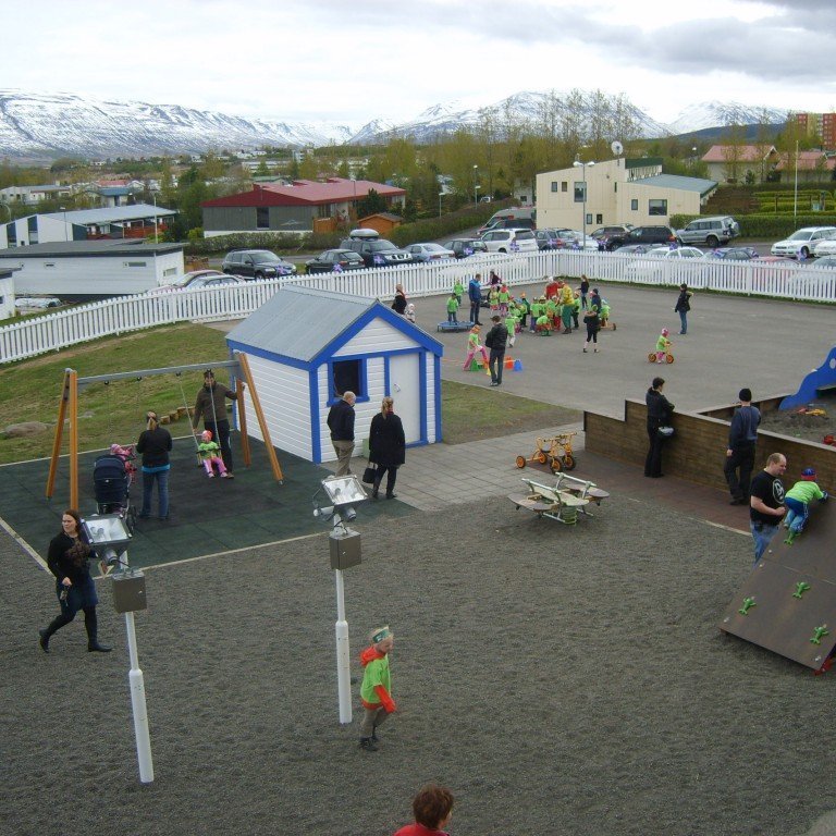 Frá 25 ára afmælishátíð leikskólans Krógabóls föstudaginn 27. maí 2011. (Akureyrarbær rekur leikskóla í húsnæði á neðri hæð Glerárkirkju.