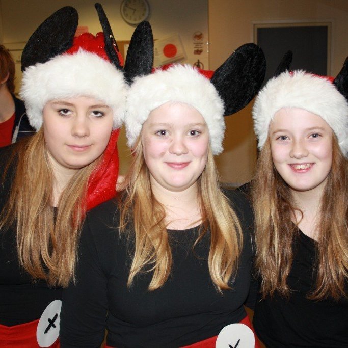 Ása, Elva og Sandra komnar í búning félagsins fyrir búningakeppnina á laugardagskvöldinu.