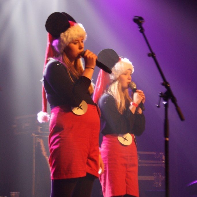 Ása og Sandra fluttu lagið Ást á sviðinu fyrir framan 500 manns. Atriðið var framlag Glerárkirkju í hæfileikakeppninni.