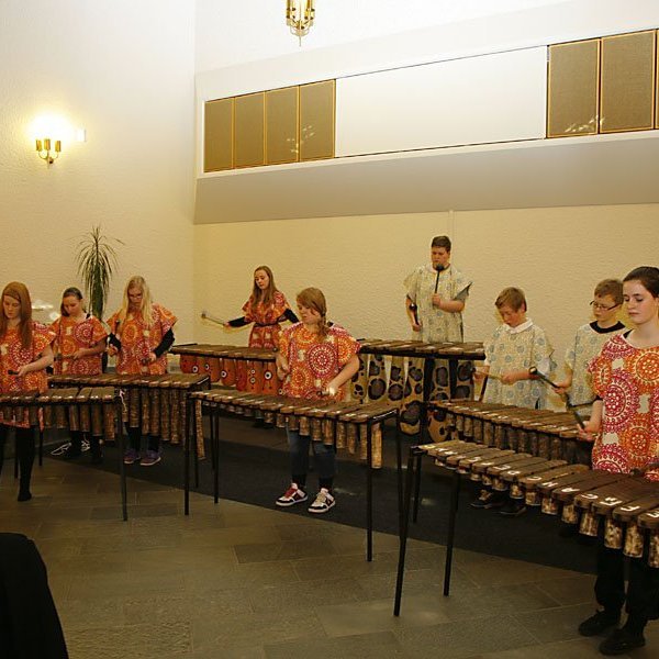 Marimbasveitin Mandisa lék í fjölskylduguðsþjónustu í Glerárkirkju, 18. desember 2011. Stjórnandi sveitarinnar er Ásta Magnúsdóttir, tónmenntakennari. Við þökkum Giljaskóla fyrir samstarfið og stuðninginn.