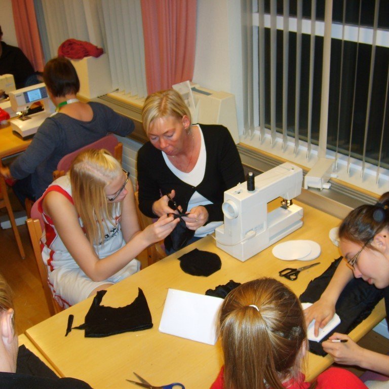 Landsmót æskulýðsfélaga er haldið dagana 28. til 30. október. 12 ungmenni og þrír leiðtogara fara úr Glerárkirkju á mótið. Þemalitur mótsins er rauður og búningaball á laugardagskvöldinu á dagskrá. Það var því ráðist í búningagerð á æskulýðsfélagsfundi og nokkrar mömmur og ömmur fengnar með í liðið.