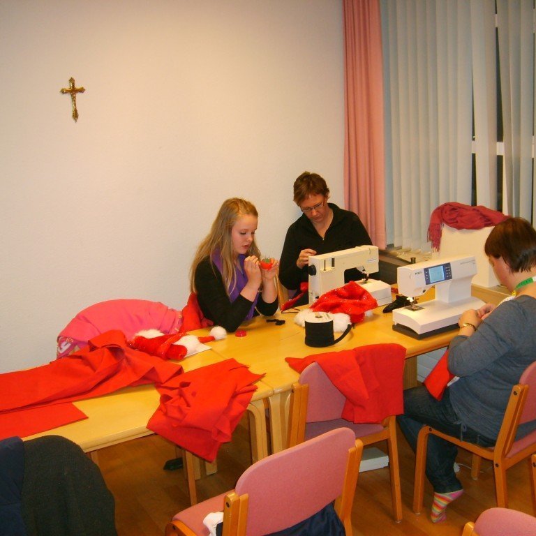 Landsmót æskulýðsfélaga er haldið dagana 28. til 30. október. 12 ungmenni og þrír leiðtogara fara úr Glerárkirkju á mótið. Þemalitur mótsins er rauður og búningaball á laugardagskvöldinu á dagskrá. Það var því ráðist í búningagerð á æskulýðsfélagsfundi og nokkrar mömmur og ömmur fengnar með í liðið.