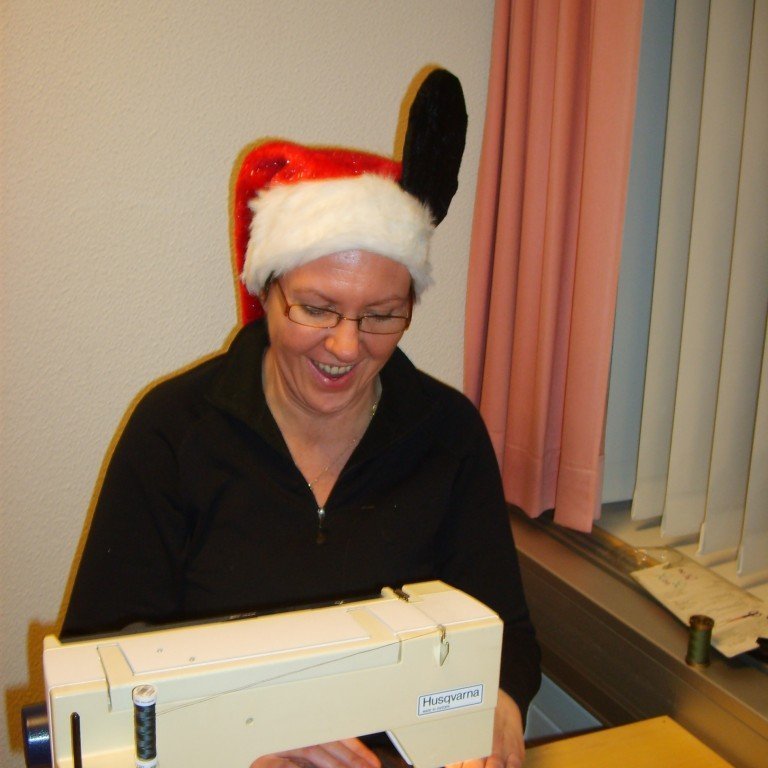 Landsmót æskulýðsfélaga er haldið dagana 28. til 30. október. 12 ungmenni og þrír leiðtogara fara úr Glerárkirkju á mótið. Þemalitur mótsins er rauður og búningaball á laugardagskvöldinu á dagskrá. Það var því ráðist í búningagerð á æskulýðsfélagsfundi og nokkrar mömmur og ömmur fengnar með í liðið.