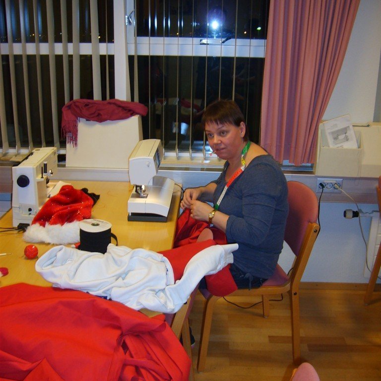 Landsmót æskulýðsfélaga er haldið dagana 28. til 30. október. 12 ungmenni og þrír leiðtogara fara úr Glerárkirkju á mótið. Þemalitur mótsins er rauður og búningaball á laugardagskvöldinu á dagskrá. Það var því ráðist í búningagerð á æskulýðsfélagsfundi og nokkrar mömmur og ömmur fengnar með í liðið.