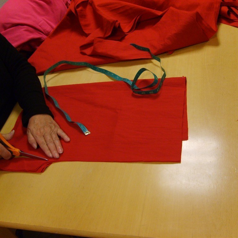 Landsmót æskulýðsfélaga er haldið dagana 28. til 30. október. 12 ungmenni og þrír leiðtogara fara úr Glerárkirkju á mótið. Þemalitur mótsins er rauður og búningaball á laugardagskvöldinu á dagskrá. Það var því ráðist í búningagerð á æskulýðsfélagsfundi og nokkrar mömmur og ömmur fengnar með í liðið.