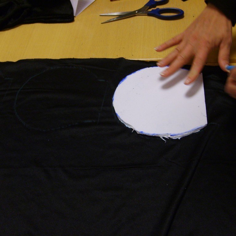 Landsmót æskulýðsfélaga er haldið dagana 28. til 30. október. 12 ungmenni og þrír leiðtogara fara úr Glerárkirkju á mótið. Þemalitur mótsins er rauður og búningaball á laugardagskvöldinu á dagskrá. Það var því ráðist í búningagerð á æskulýðsfélagsfundi og nokkrar mömmur og ömmur fengnar með í liðið.