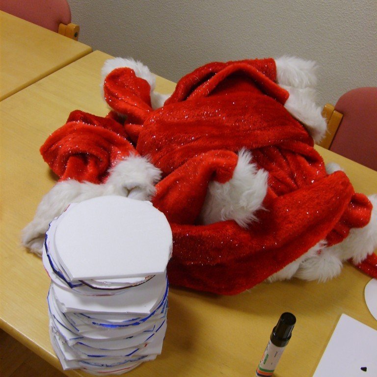 Landsmót æskulýðsfélaga er haldið dagana 28. til 30. október. 12 ungmenni og þrír leiðtogara fara úr Glerárkirkju á mótið. Þemalitur mótsins er rauður og búningaball á laugardagskvöldinu á dagskrá. Það var því ráðist í búningagerð á æskulýðsfélagsfundi og nokkrar mömmur og ömmur fengnar með í liðið.