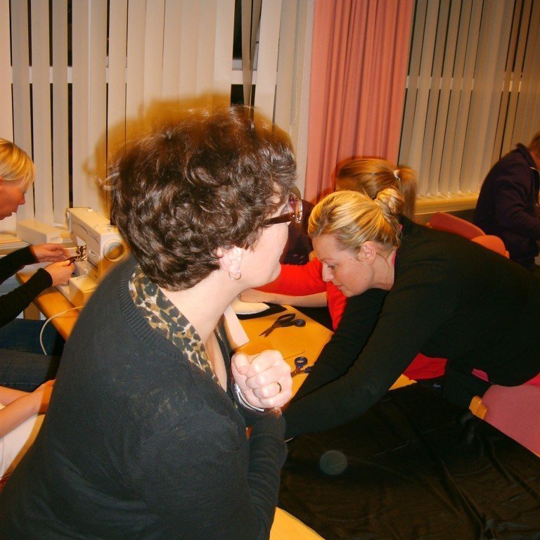 Landsmót æskulýðsfélaga er haldið dagana 28. til 30. október. 12 ungmenni og þrír leiðtogara fara úr Glerárkirkju á mótið. Þemalitur mótsins er rauður og búningaball á laugardagskvöldinu á dagskrá. Það var því ráðist í búningagerð á æskulýðsfélagsfundi og nokkrar mömmur og ömmur fengnar með í liðið.