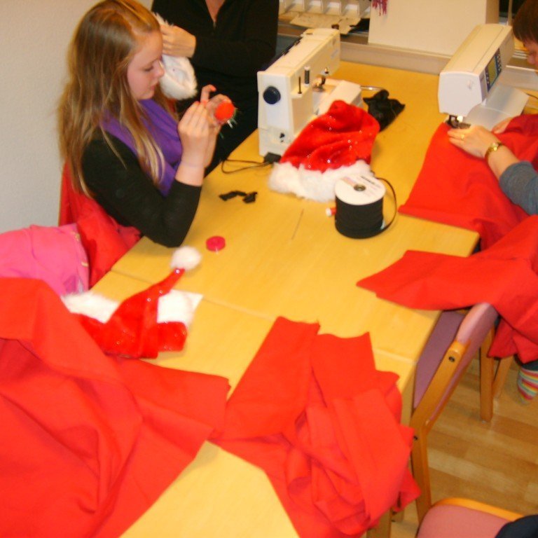 Landsmót æskulýðsfélaga er haldið dagana 28. til 30. október. 12 ungmenni og þrír leiðtogara fara úr Glerárkirkju á mótið. Þemalitur mótsins er rauður og búningaball á laugardagskvöldinu á dagskrá. Það var því ráðist í búningagerð á æskulýðsfélagsfundi og nokkrar mömmur og ömmur fengnar með í liðið.