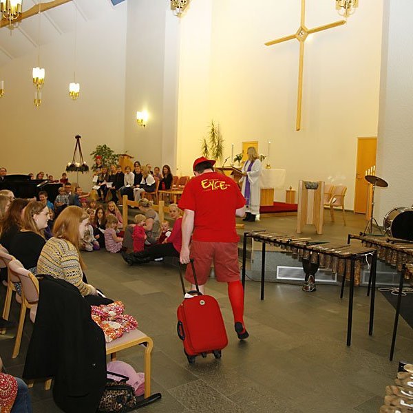 ,,Vá, prestur, ertu búin að kveikja á kertunum á aðventukransinum. Ég veit hvað fyrsta kertið heitir. Það heitir ,,Pældu í því hvað gerist kertið!