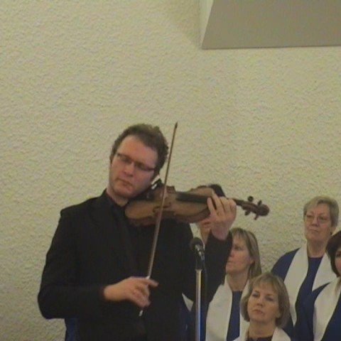 Valmar Väljaots organisti kirkjunnar lék forspil á fiðlu við undirleik Risto Laur