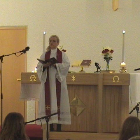 Sr. Arna Ýrr Sigurðardóttir, prestur við Glerárkirkju, þjónaði til altaris.