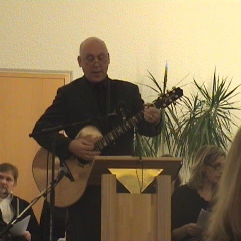 Safnaðarhirðir Hvítasunnukirkjunnar á Akureyri, Snorri Óskarsson leiddi söng Hvítasunnufólks í athöfninni.