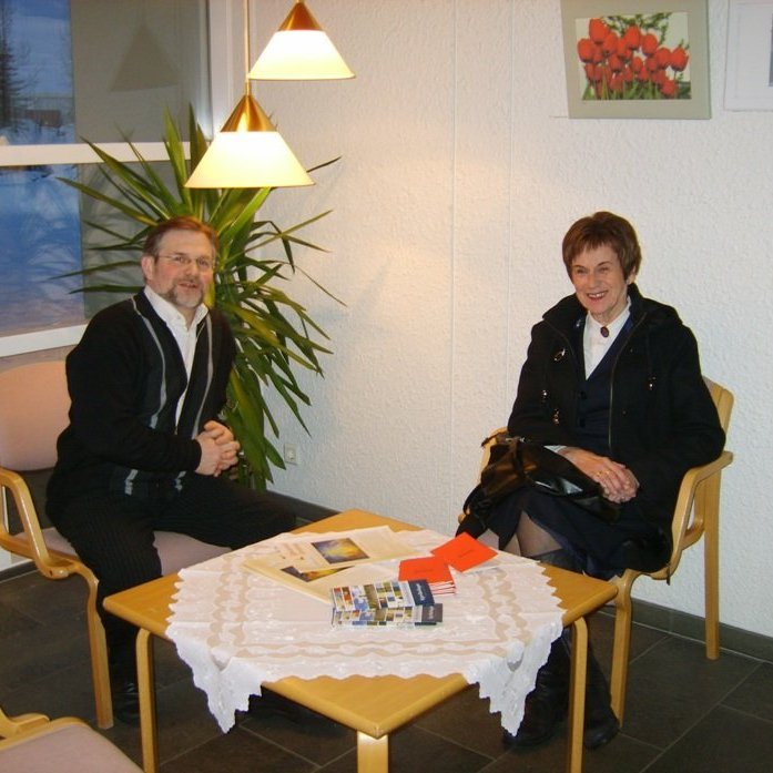 Að baki samkirkjulegu bænavikunnar stendur öflugur samstarfshópur, hér sjást tvö úr hópnum á spjalli, þau sr. Guðmundur Guðmundsson héraðsprestur í Þjóðkirkjunni og Rannveig Óskarsdóttir frá Hjálpræðishernum