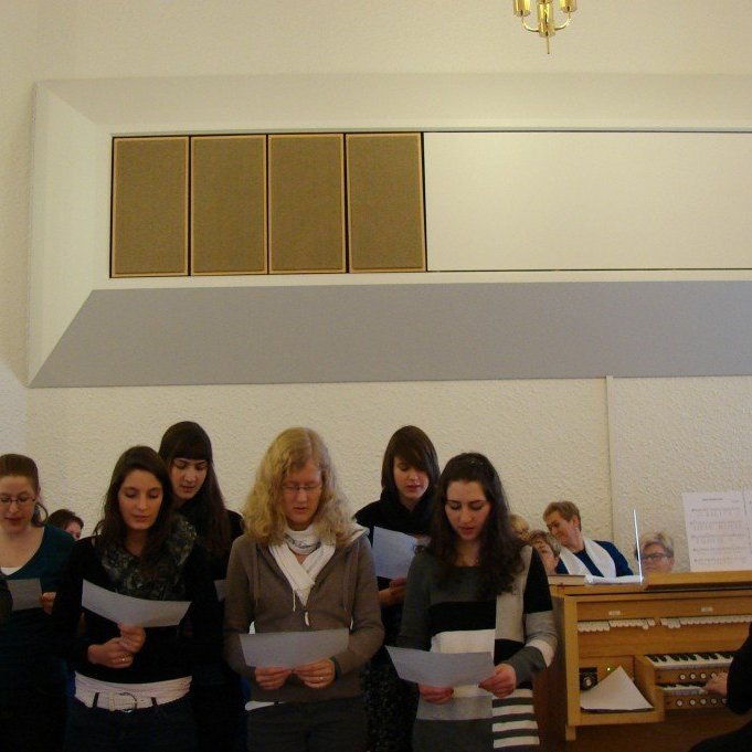 Á sunnudeginum (19. febrúar 2012) var þátttakendum matsfundarins boðið að taka þátt í guðsþjónustu safnaðarins. Lesið var úr Biblíunni á pólsku, tékknesku og þýsku, Ralf Dörr frá æskulýðsstarfi evangelísku kirkjunnar í Reutlingen (Þýskalandi) prédikaði og þau sem voru þýskumælandi í hópnum sungu eitt lag fyrir kirkjugesti.