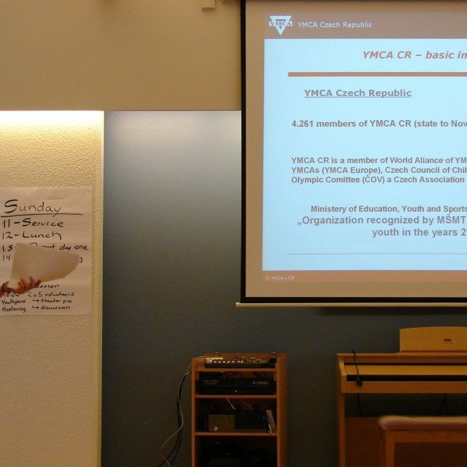 Fundinn sóttu ekki einvörðungu fyrrverandi sjálfboðaliðar og fulltrúar Glerárkirkju, heldur einnig nokkrir fulltrúar frá svonefndum sendisamtökum. Þannig er mál með vexti að enginn er erlendur sjálfboðaliðinn innan Evrópu Unga Fólksins án þess að baki hans séu sendisamtök. Þau velja sjálfboðaliðana og hjálpa þeim í gegnum kerfið, styðja þau á meðan á ferlinu stendur og hjálpa þeim við að meta hvernig til tókst þegar heim er komið. Hér kynnir Alzbeta, fulltrúi KFUM og KFUK í Tékklandi hennar samtök og hvernig þau standa að verki sem sendisamtök.