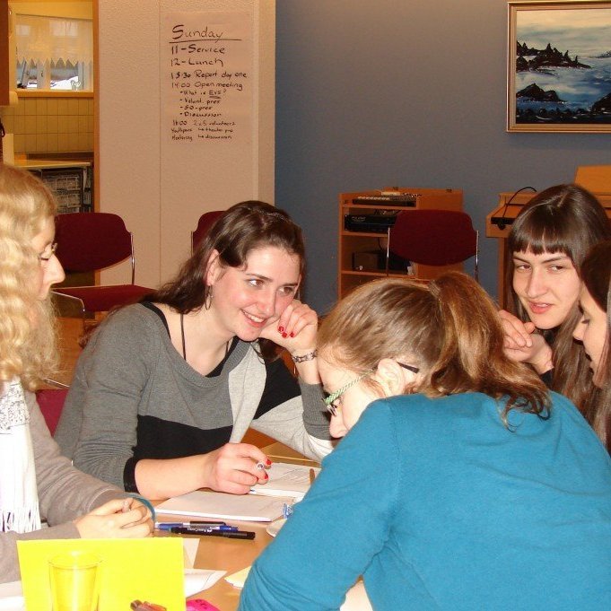 Á meðan á fundinum stóð var lögð rík áhersla á að fyrrverandi sjálfboðaliðar fengju sem fjölbreyttust tækifæri til þess að íhuga og tjá sig um eigin upplifun og álit á sjálfboðastarfinu sem fram fór í Glerárkirkju og hjá samstarfsaðilum (aðallega Krógaból, Síðusel og Sunnuból).