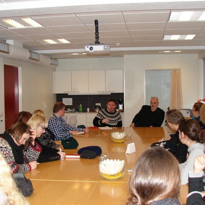 Mánudagsmorguninn 20. febrúar áttu fundarmenn góðan fund með Gunnar Gíslasyni deildarstjóra Skóladeildar Akureyrarbæjar. Þar gafst sjálfboðaliðunum kostur á að tjá sig um verkefnið og ræddar voru hugmyndir og óskir um frekari aðkomu Skóladeildar að verkefninu.