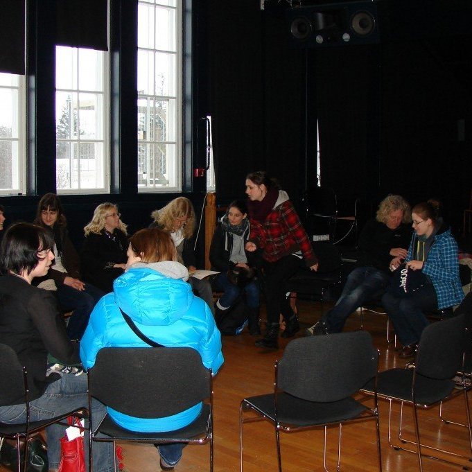 Heimsókn í Rósenborg mánudaginn 20. febrúar var mjög upplýsandi fyrir okkur í Glerárkirkju sem og fyrir sjálfboðaliðana. Fram kom í máli sjálfboðaliðanna að þeim hafði ekki öllum verið nægilega vel kunnugt um þá starfsemi sem fram fer í Rósenborg og því beint til ábyrgðaraðila í Glerárkirkju að tryggja að sjálfboðaliðar Glerárkirkju í framtíðinni fái kynningu á starfi ungmennahússins og að þeim sé gefið tækifæri til frekari tengslamyndunar við það unga fólk sem þar starfar.