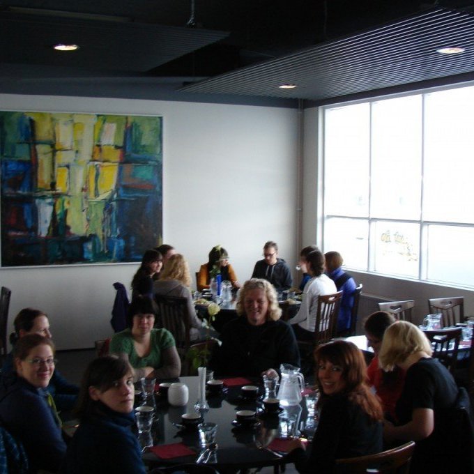 Flestar máltíðir fóru fram í Glerárkirkju og á Vestmannsvatni þá daga sem fundurinn stóð yfir, en þó þótti við hæfi að kynna eitt af nýjustu veitingahúsum bæjarins fyrir sjálfboðaliðunum og því var sest niður á LINDA STEIKHÚSI.