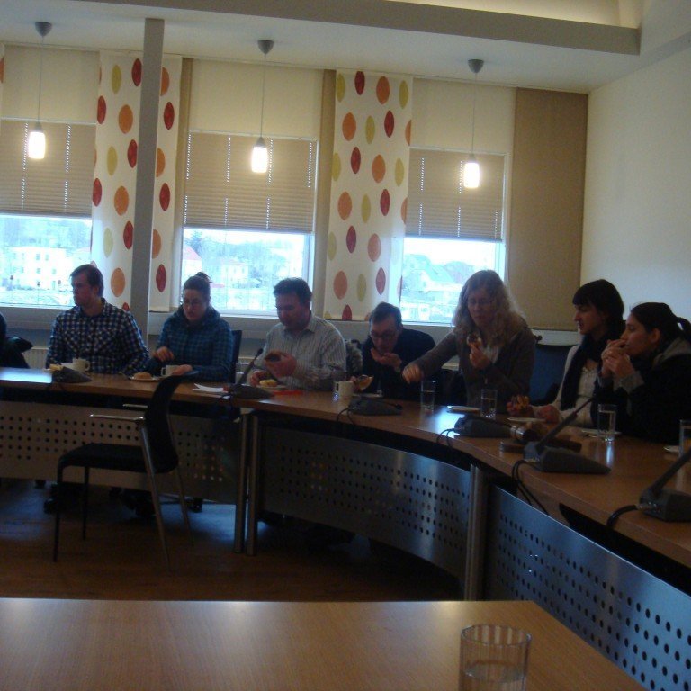 Þær Sigríður Stefánsdóttir, Zane Brykovska og Dagný M. Harðardóttir tóku á móti hópnum í Ráðhúsi Akureyrar og fræddu hópinn um stöðu mála á Akureyri í fræðslu og stuðningi við almenning og þá sér í lagi þau sem flytja til bæjarins erlendis frá. Í máli sjálfboðaliðanna kom fram að það hefði verið mikilsvert fyrir sjálfboðaliðana að fá sundkort og skíðapassa frá bænum. Að sama skapi væri mjög miður að sá stuðningur hefði verið lagður niður 2009. Fyrir hönd sjálfboðaliða framtíðarinnar sögðust fyrrverandi sjálfboðaliðarnir vonast til þess að Akureyrarbær sæi sér aftur fært að veita þennan stuðning.