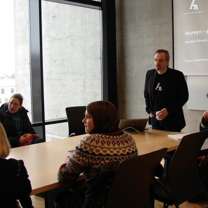 Þórgnýr Dýrfjörð tók á móti hópnum í Hofi, kynnti starfsemi Akureyrarstofu og þá þróun sem hefði átt sér stað í ferðamanna- og menningarmálum á Akureyri hin síðustu ár. Kynning hans kom af stað frjórri umræðu um hvernig sjálfboðaliðar almennt gætu komið að menningarstarfi á Akureyri. Þá hvöttu sjálfboðaliðarnir fyrrverandi forsvarsfólk æskulýðsstarfs Glerárkirkju til að skoða frekara samstarf við Akureyrarbæ um slík verkefni.