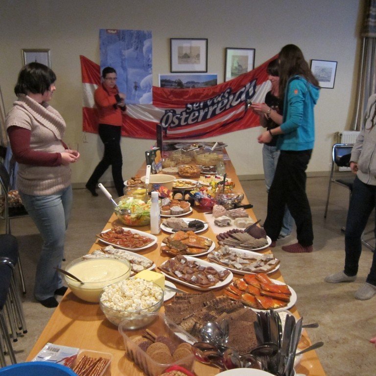 Á alþjóðakvöldinu gætti margskyns krása á borðum, en íslenskur þorramatur var þar í öndvegi.