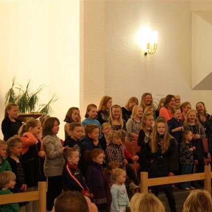 Barnakór Glerárkirkju og Æskulýðskór Glerárkirkju tóku virkan þátt í fjölskylduguðsþjónustunni.