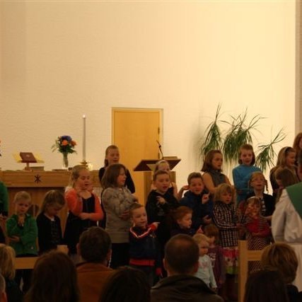 Sr. Arna og Pétur djákni tóku sunnudagaskólalög með krökkunum.