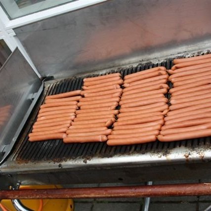 Verið að byrja að grilla pylsurnar.