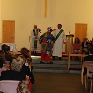 Skralli Trúður minnt alla viðstadda á að trúðar kynnu sig líka í kirkju.